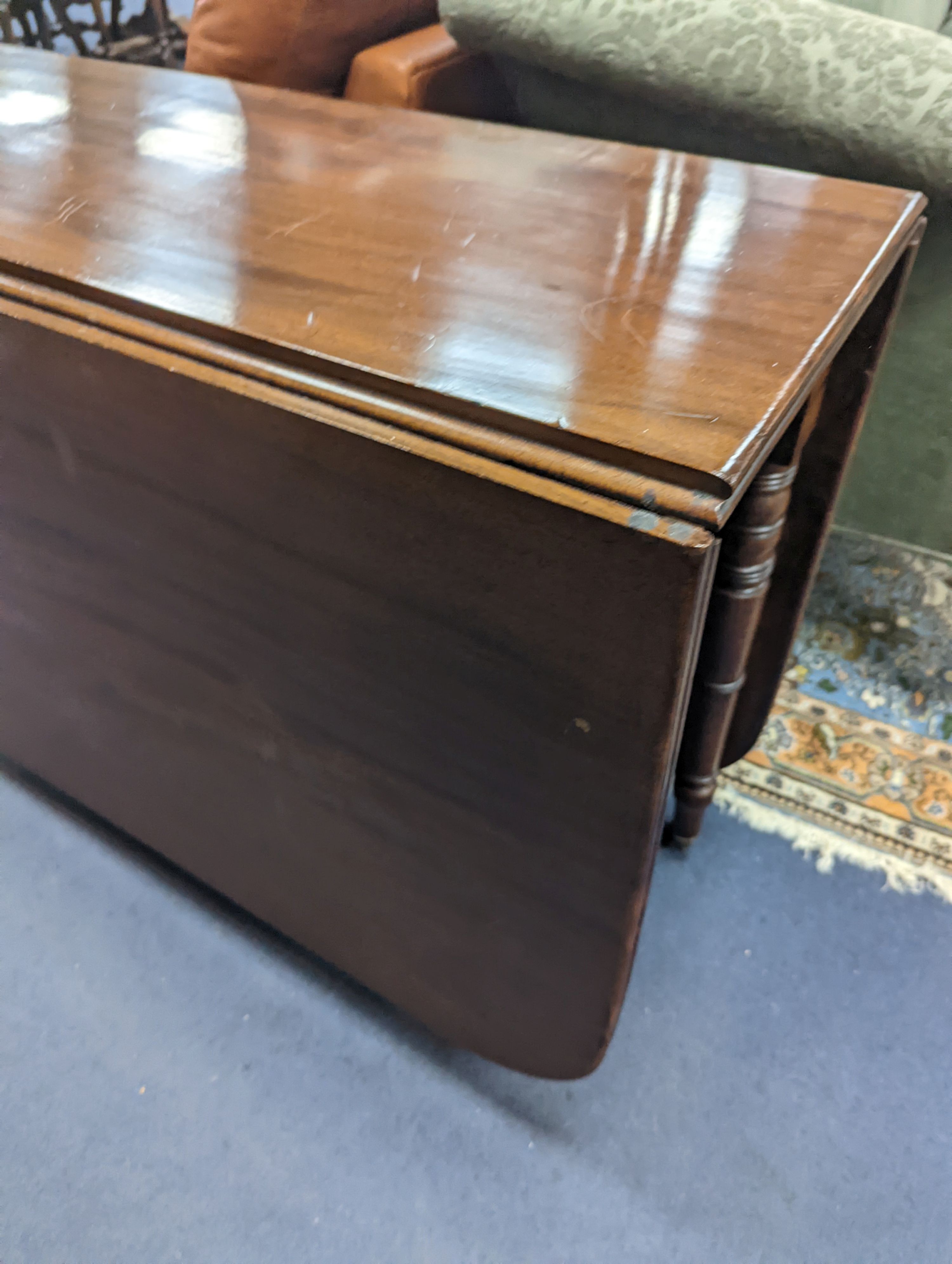 A Regency mahogany dropleaf dining table, length 153cm extended, width 105cm, height 70cm
